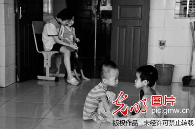 第四届银奖作品：孤独的福利院儿童